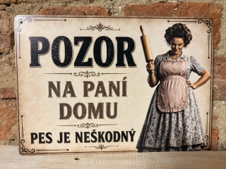 Cedule - paní domu s válečkem